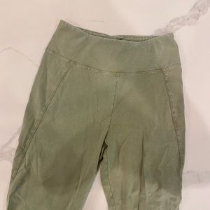 Anthropologie size M bottom detail leggings